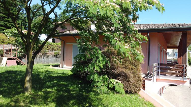 Villa con due appartamenti a Tradate 