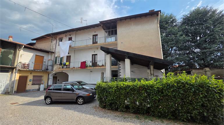 Porzione di Casa a Fenegrò con giardino