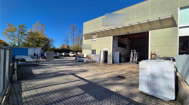 Capannone con area esterna a Lurate caccivio