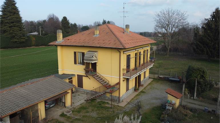 Casa indipendente con due appartamenti a Lomazzo