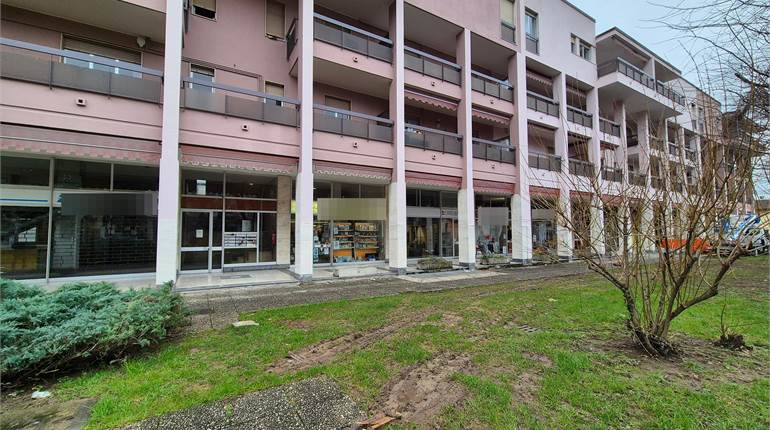 Negozio con due autorimesse singole collegate