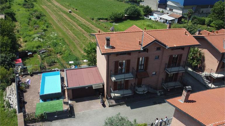 Villa Singola a Lonate Ceppino - Una Soluzione Abitativa Ideale per Famiglie Numerose