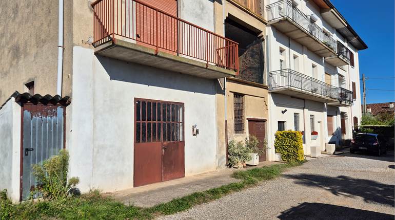 Vendesi rustico con piccolo giardino privato