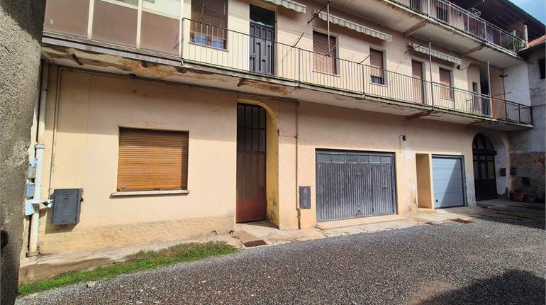 Porzione di casa in corte con autorimessa doppia e singola