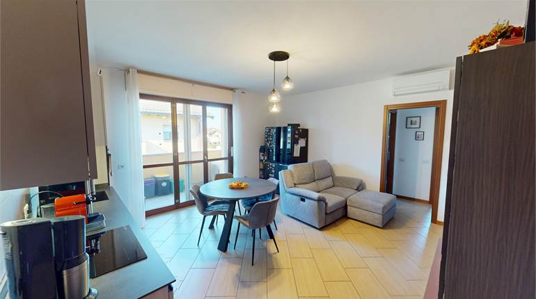 Trilocale luminoso con autorimessa doppia a Bregnano