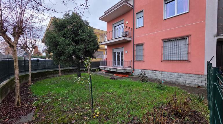 Ampio quadrilocale NUOVO con GIARDINO privato a Carugo