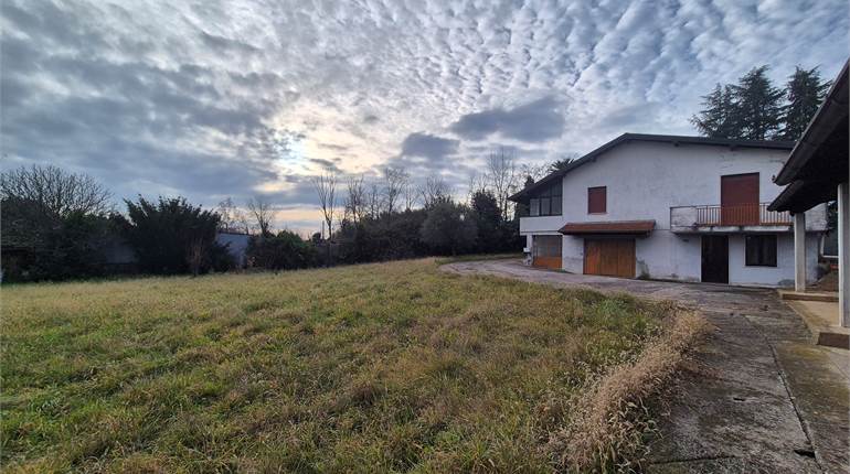 Casa indipendente con terreno a Fenegro