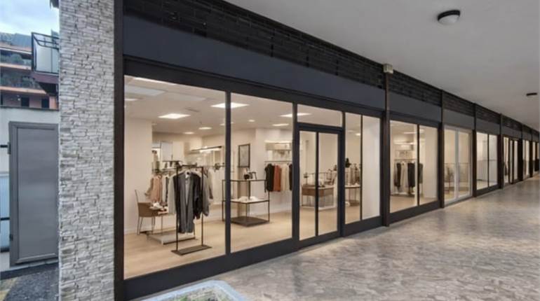 Negozio con magazzino a Saronno 