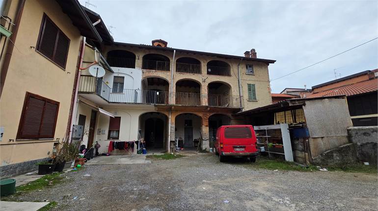 Rustico su tre livelli a Cirimido 