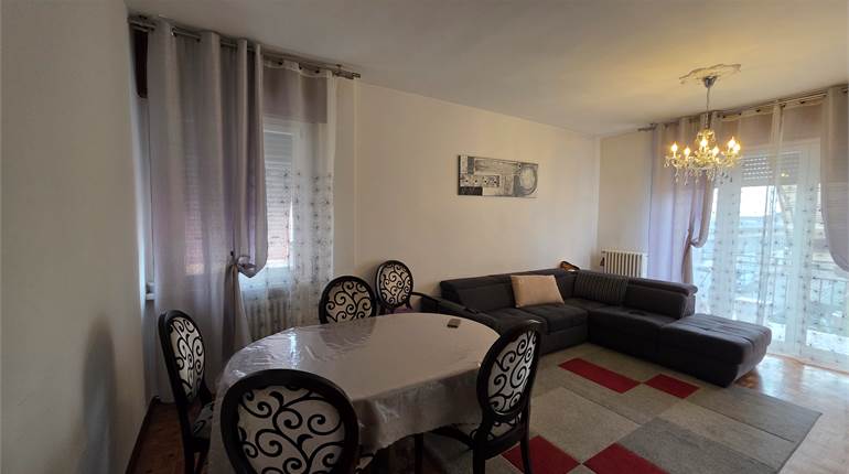 Ampio quadrilocale con GIARDINO privato a Carugo e box doppio