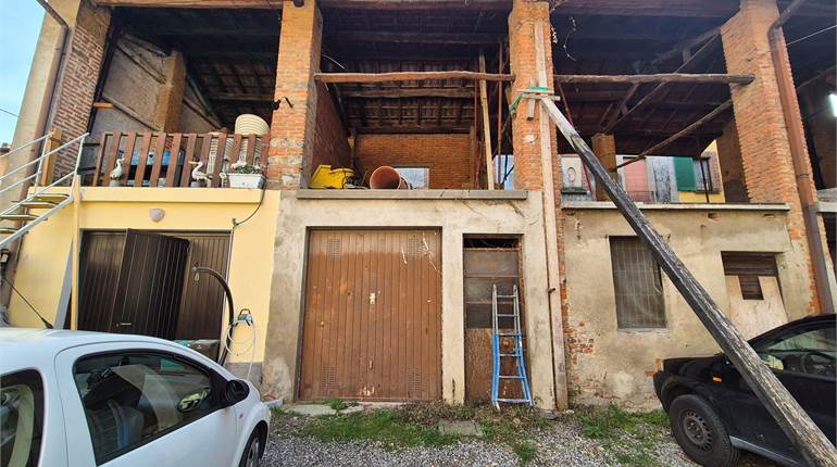 Box singolo con rustico sovrastante