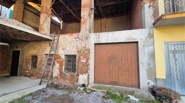 Autorimessa doppia con rustico sovrastante