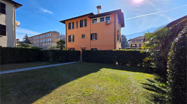 Trilocale con giardino e posto auto a Tremezzina 
