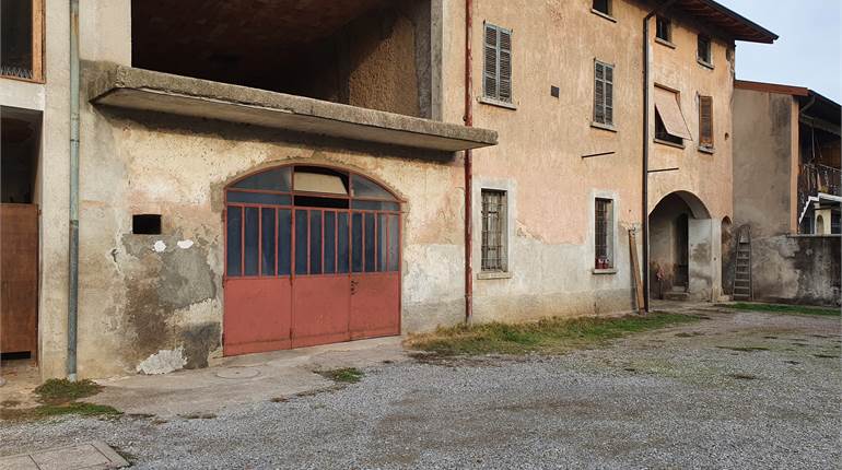 Intero casale con terreno a Fenegrò