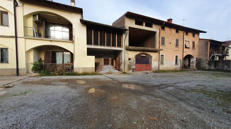 Intero casale con terreno a Fenegrò