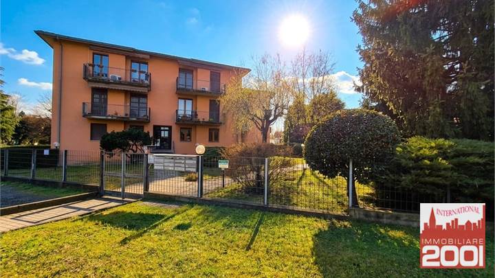 Trilocale con balcone, autorimessa e cantina a Villa Guardia