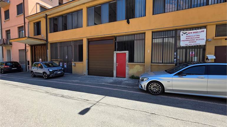 Capannone a Como 