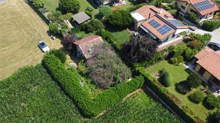 Rustico su due livelli con giardino privato
