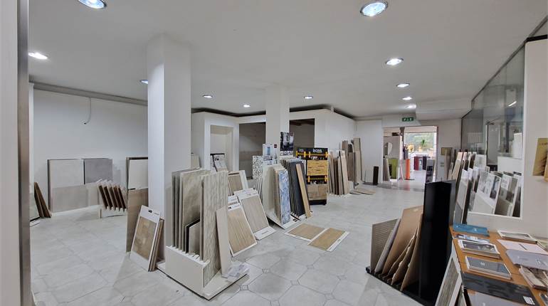 Ampio showroom con uffici e deposito in locazione